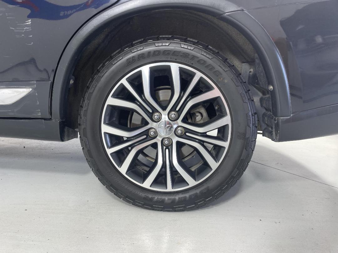 Photo '11' of Mitsubishi Outlander