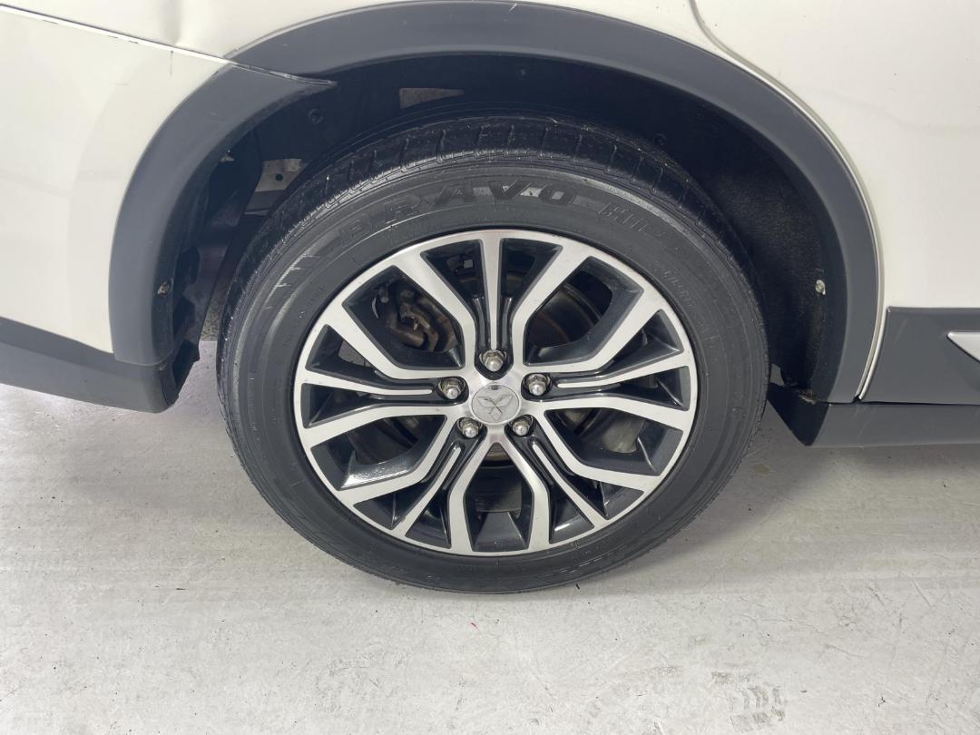 Photo '12' of Mitsubishi Outlander