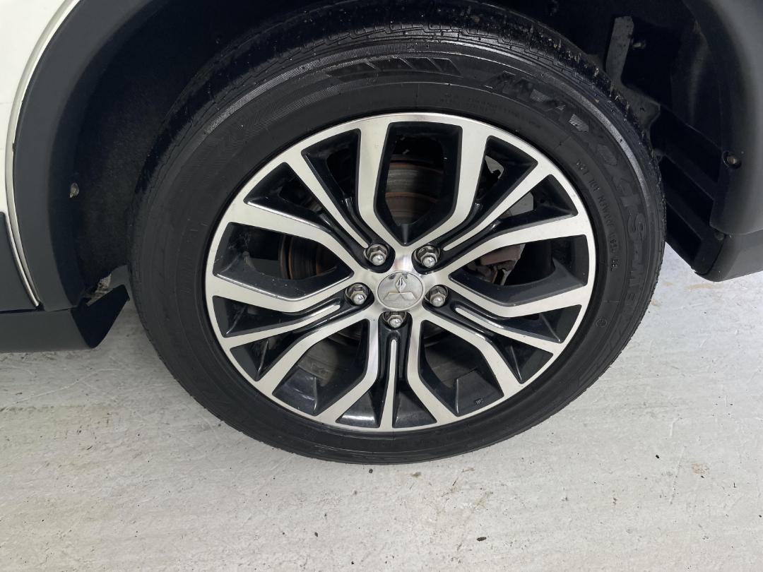 Photo '11' of Mitsubishi Outlander