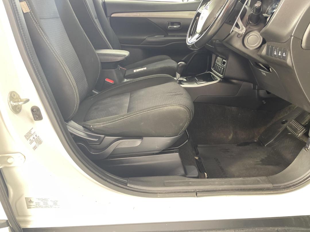 Photo '16' of Mitsubishi Outlander