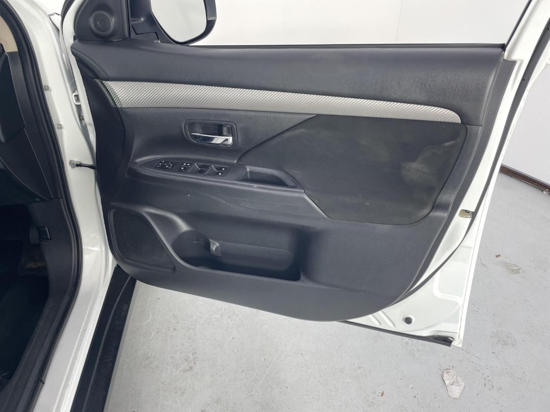 Photo '15' of Mitsubishi Outlander