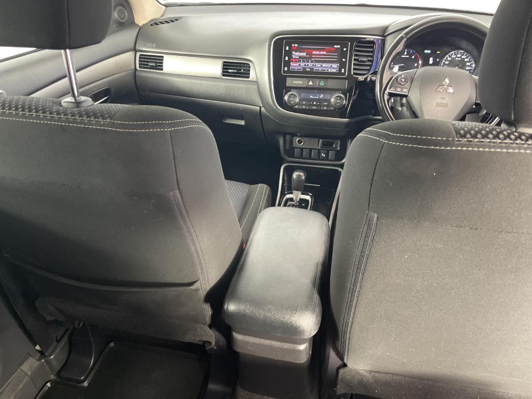 Photo '18' of Mitsubishi Outlander