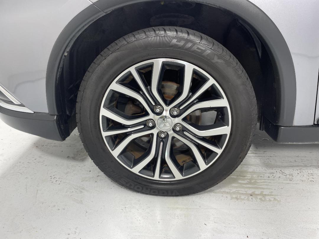 Photo '10' of Mitsubishi Outlander