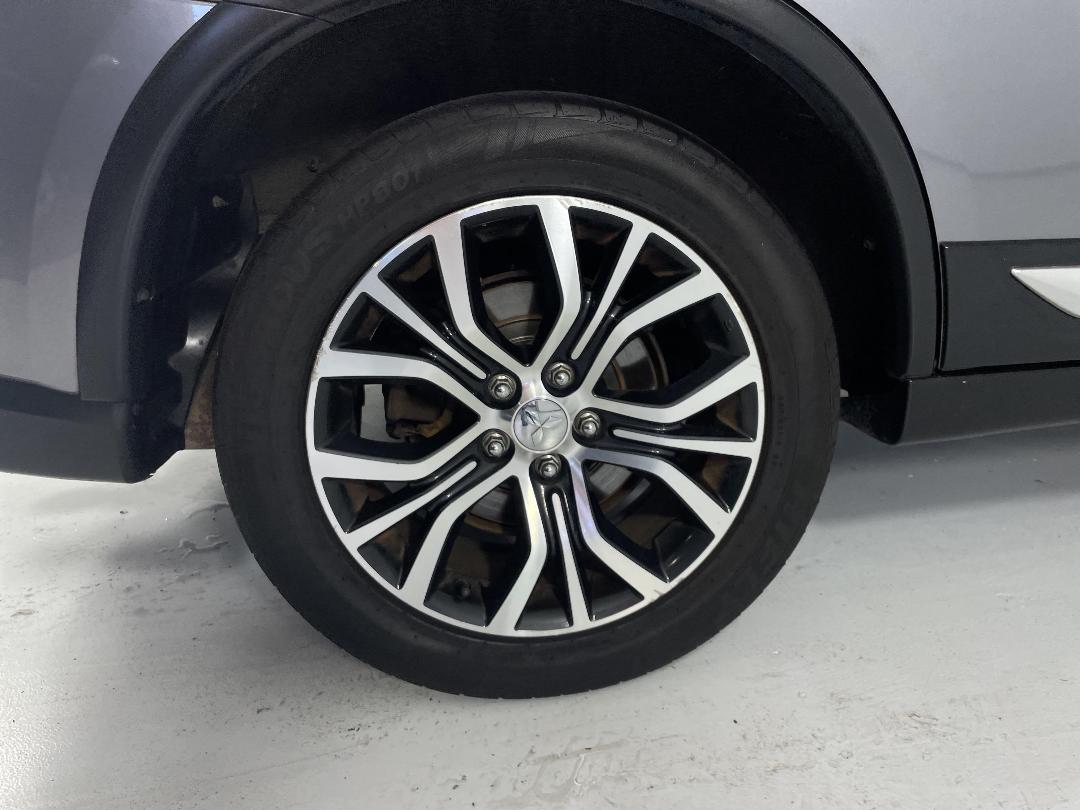 Photo '12' of Mitsubishi Outlander