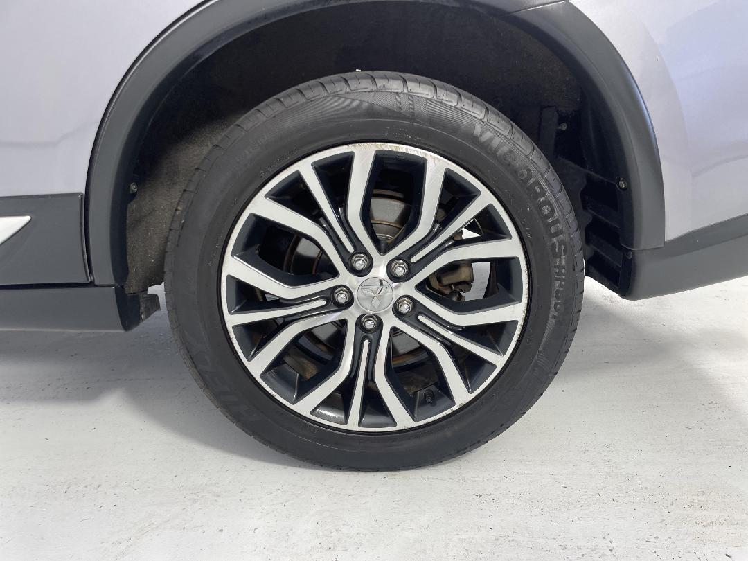 Photo '11' of Mitsubishi Outlander