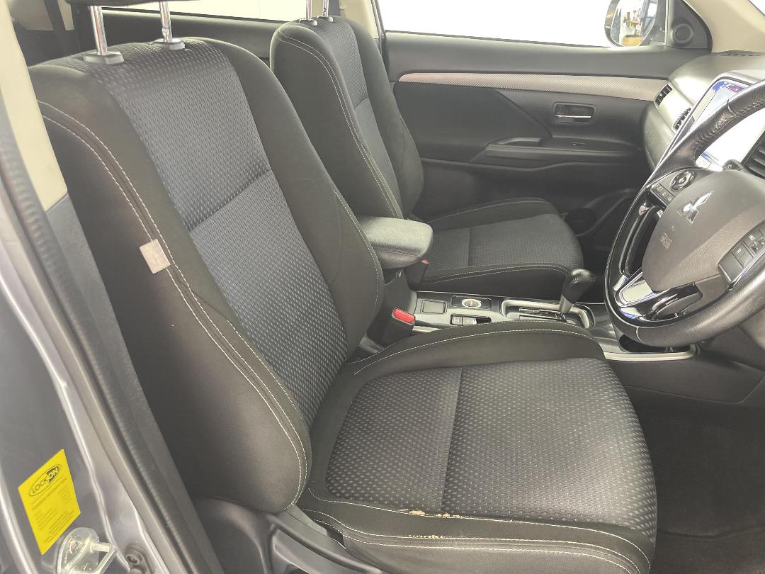 Photo '16' of Mitsubishi Outlander