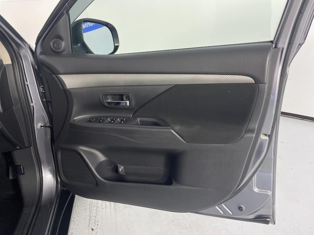 Photo '15' of Mitsubishi Outlander