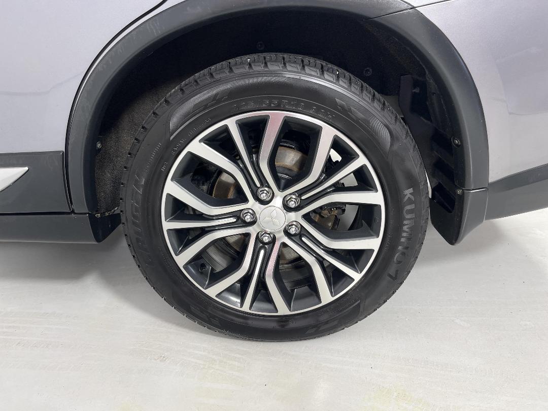 Photo '11' of Mitsubishi Outlander