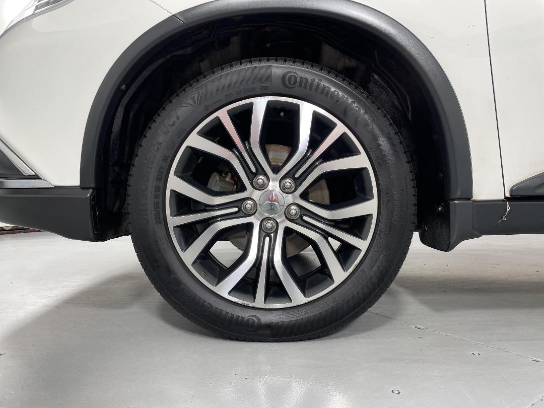 Photo '10' of Mitsubishi Outlander