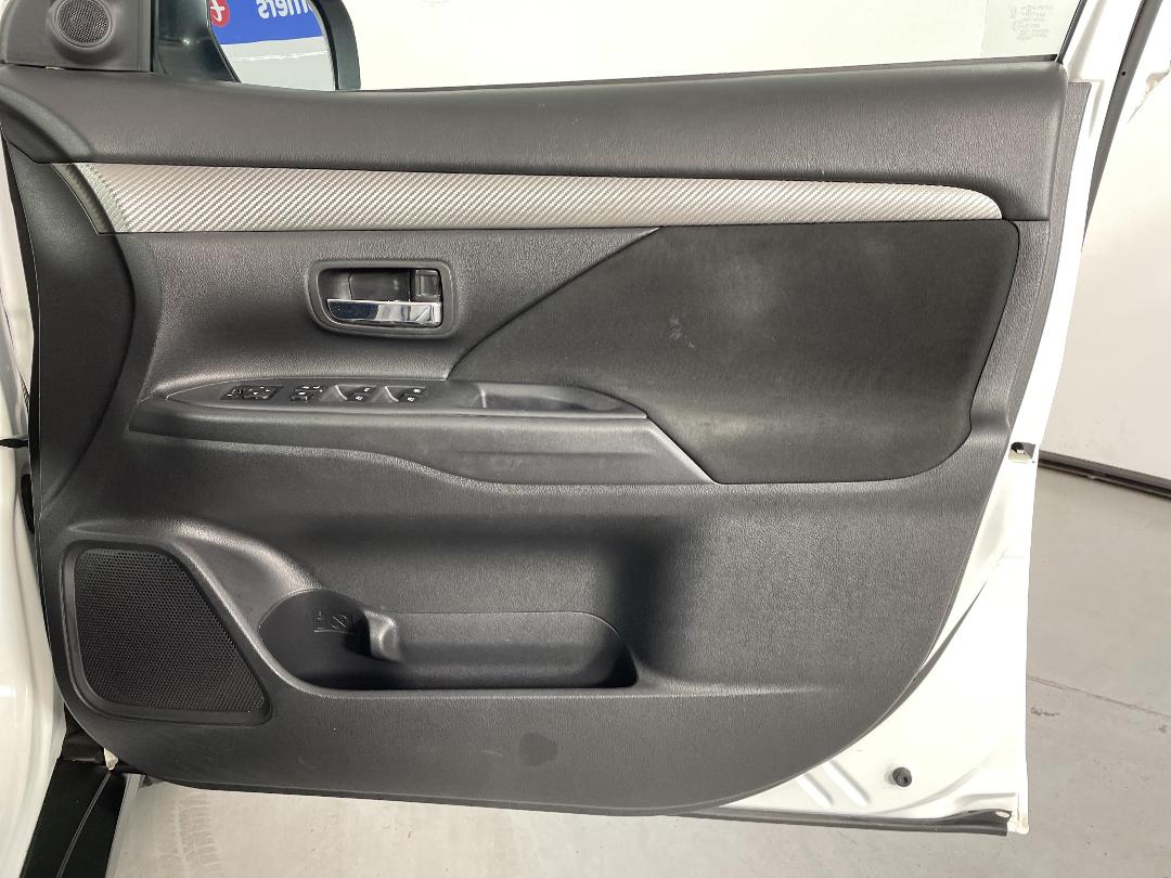 Photo '15' of Mitsubishi Outlander