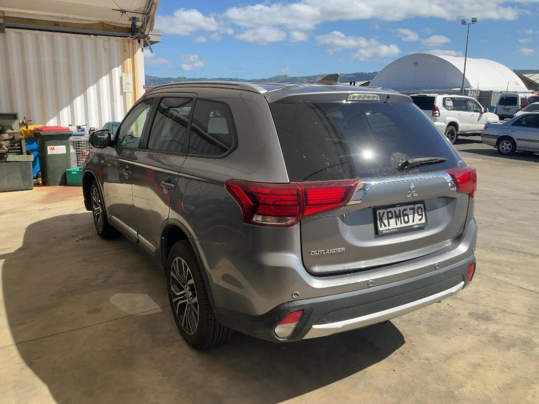 Photo '4' of Mitsubishi Outlander LS