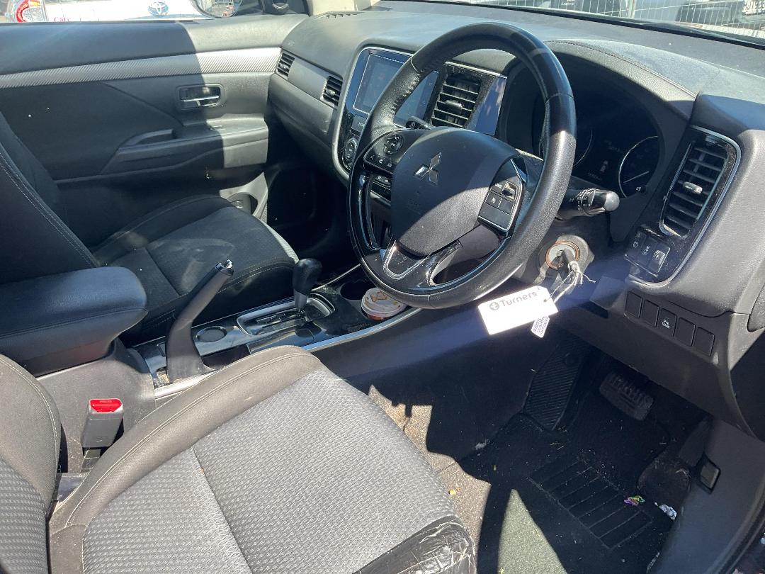 Photo '13' of Mitsubishi Outlander LS