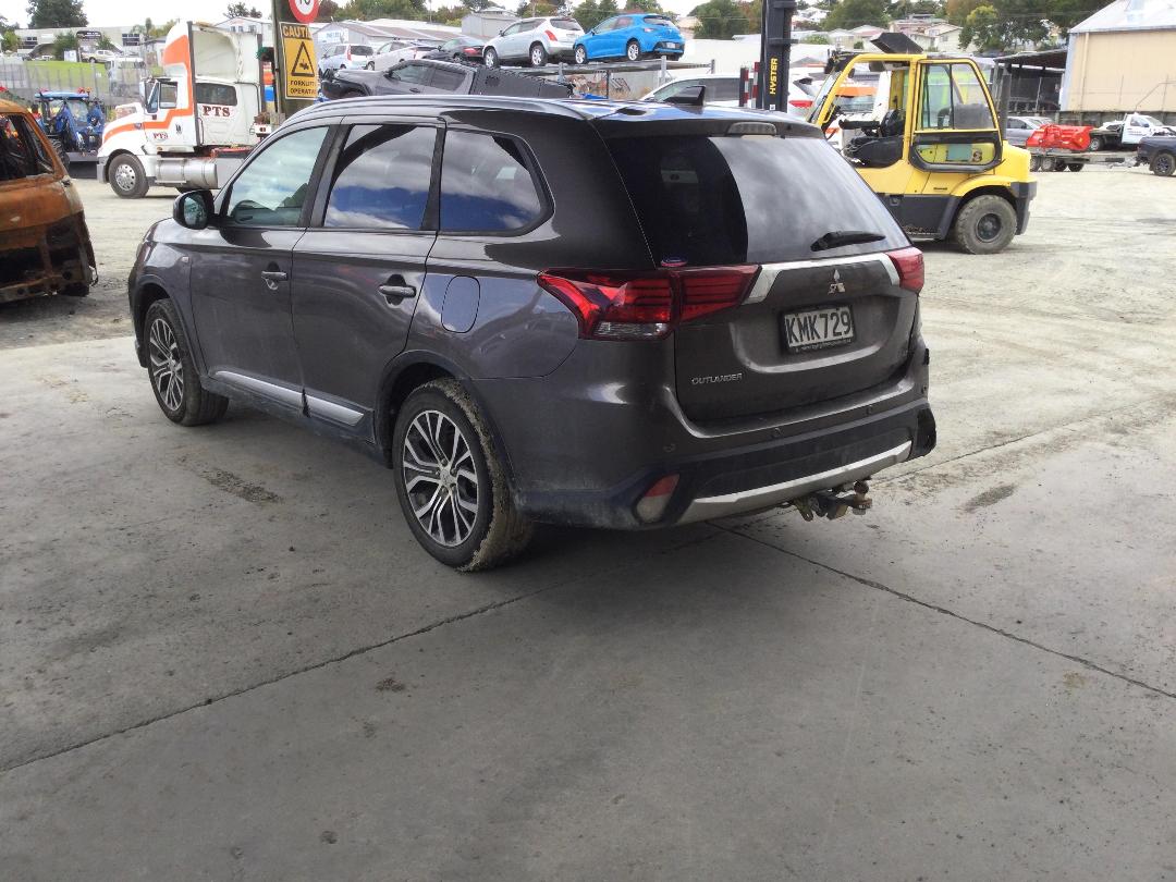 Photo '4' of Mitsubishi Outlander LS