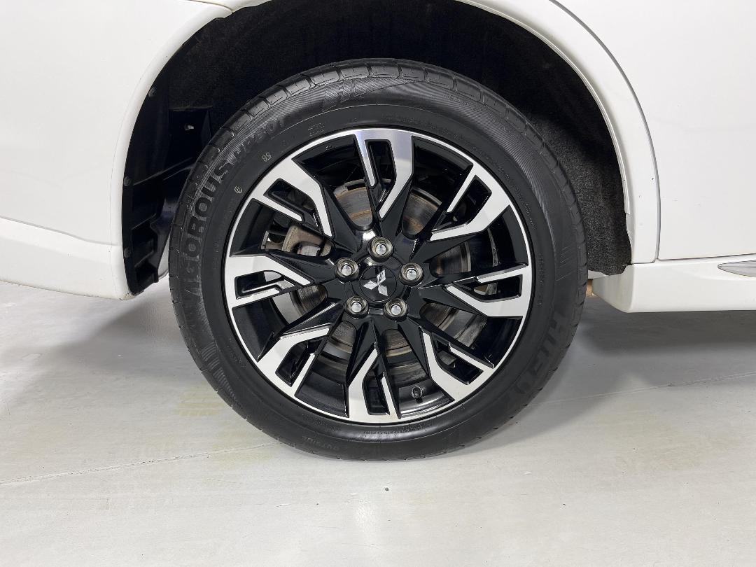 Photo '12' of Mitsubishi Outlander