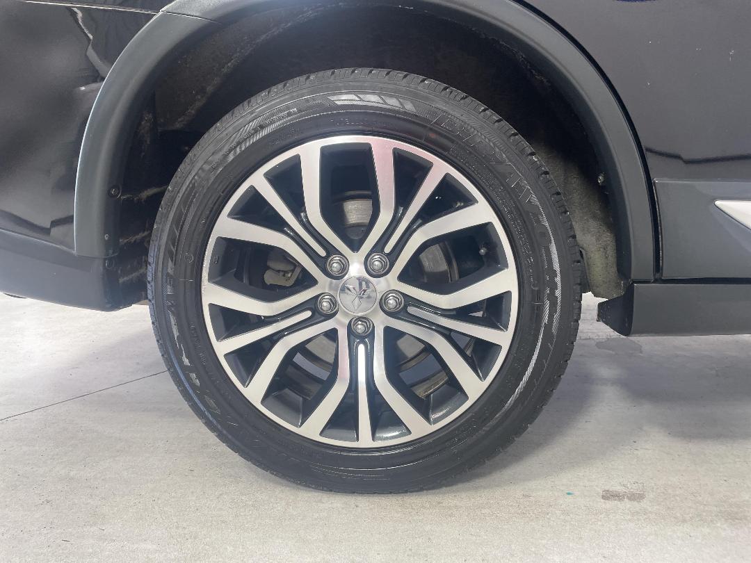 Photo '12' of Mitsubishi Outlander