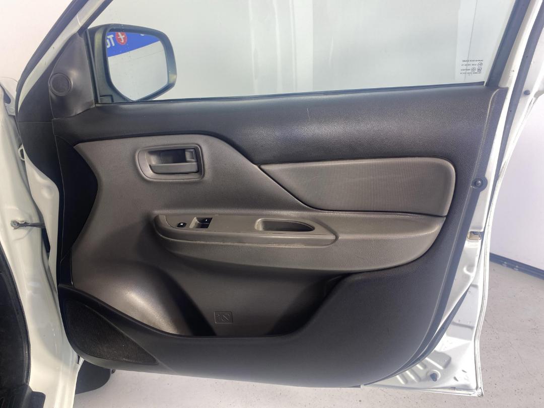 Photo '15' of Mitsubishi Triton