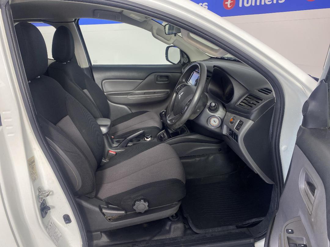 Photo '16' of Mitsubishi Triton