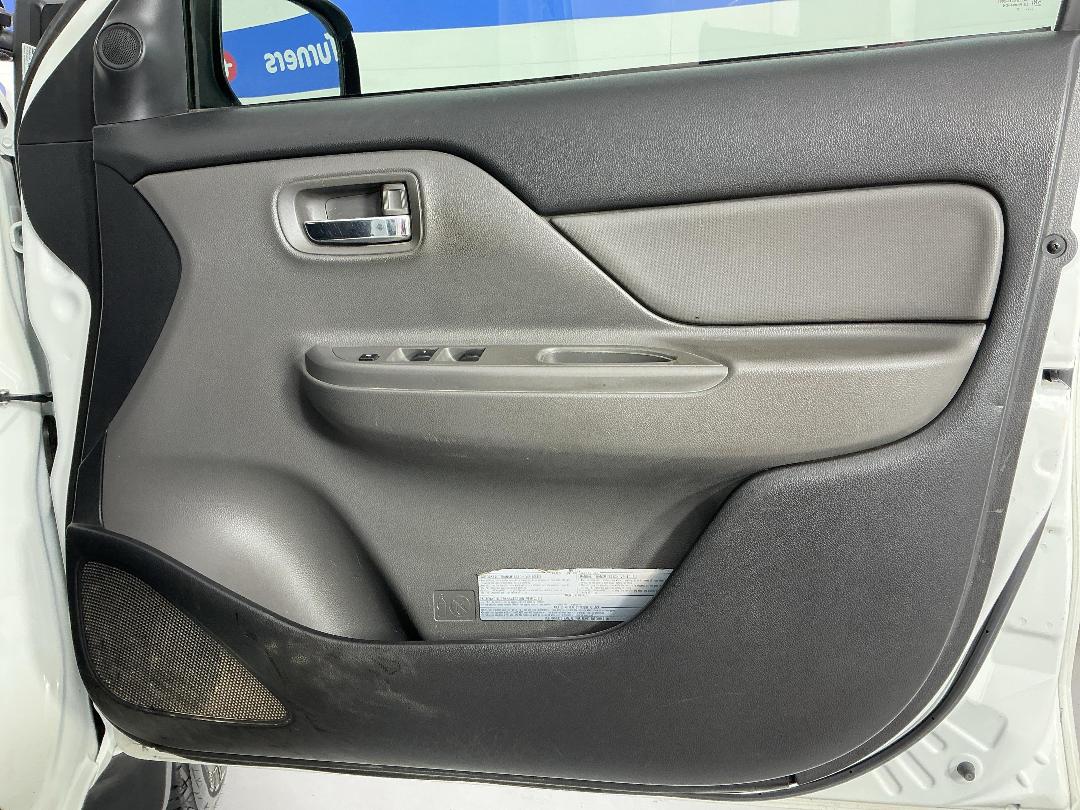 Photo '15' of Mitsubishi Triton