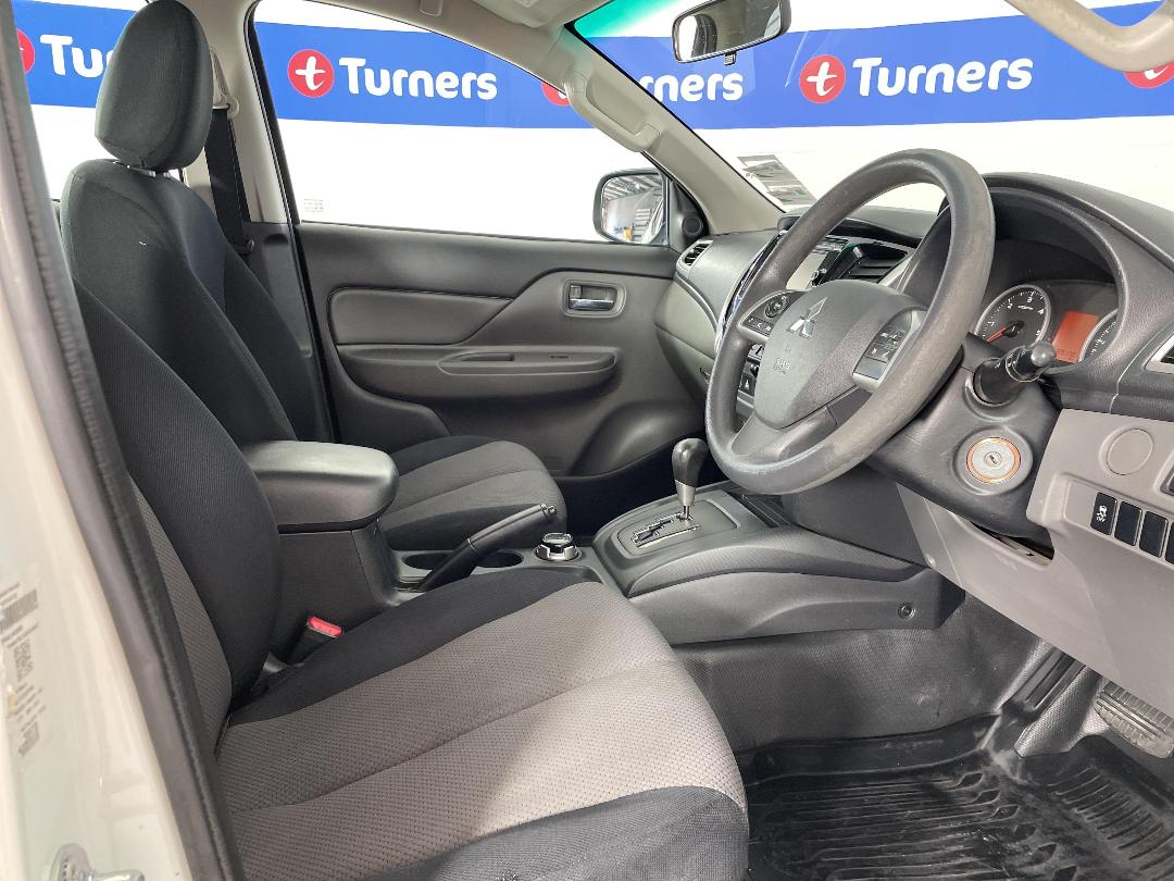 Photo '16' of Mitsubishi Triton