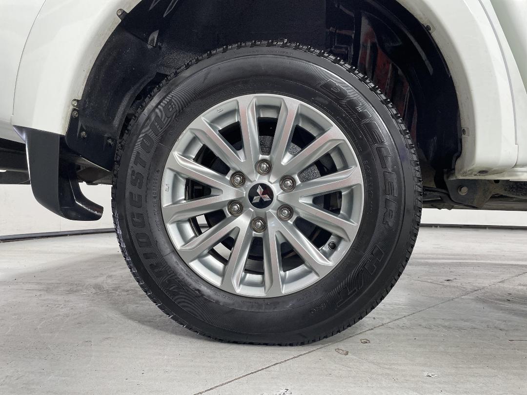 Photo '12' of Mitsubishi Triton