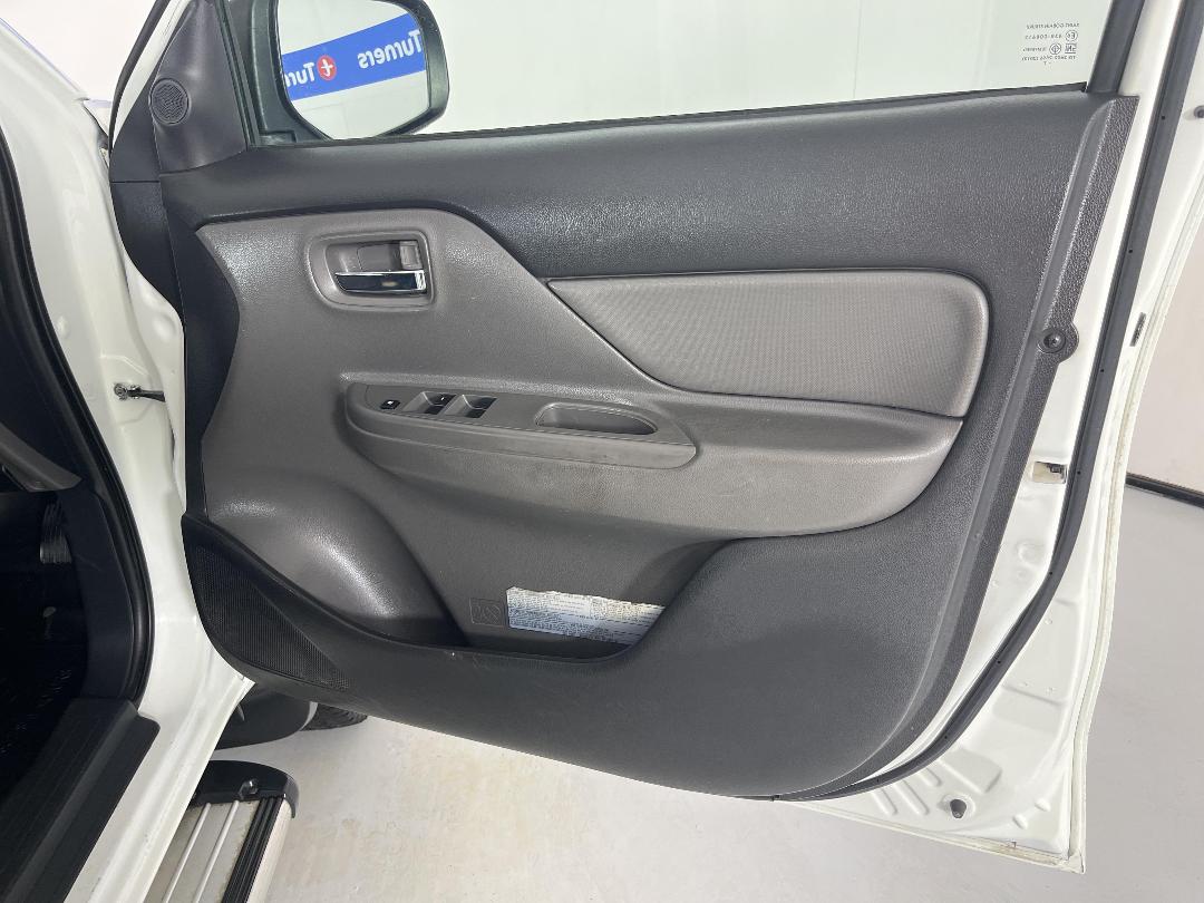 Photo '15' of Mitsubishi Triton