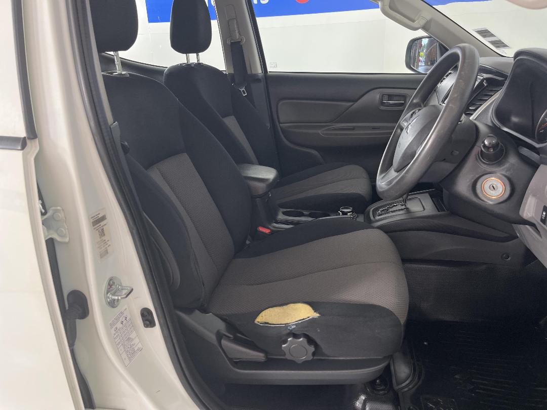 Photo '16' of Mitsubishi Triton