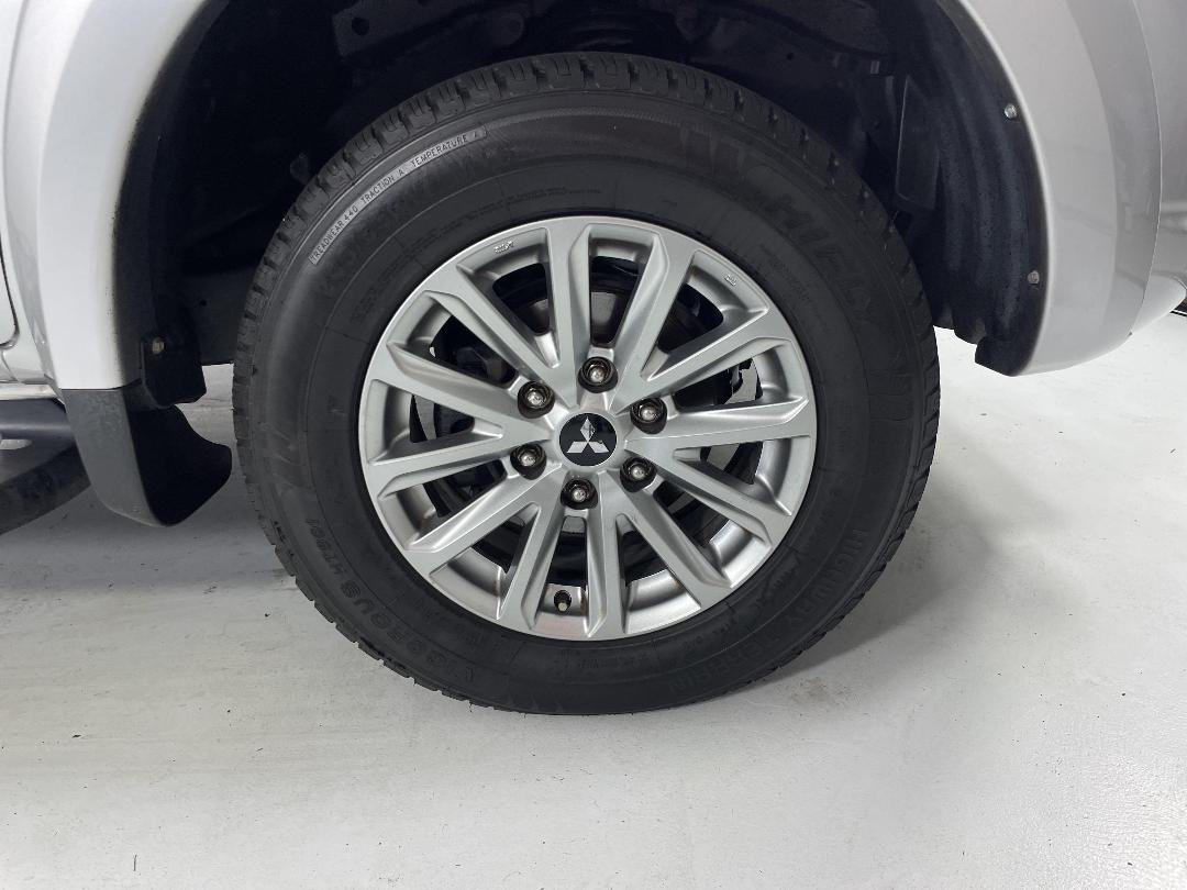 Photo '9' of Mitsubishi Triton