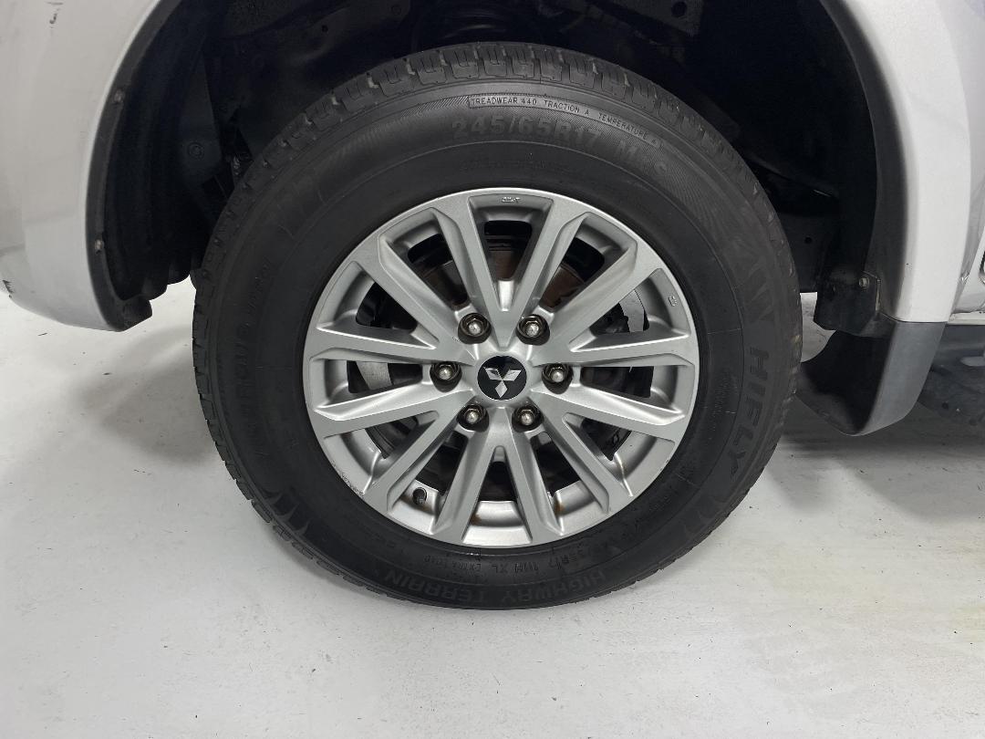 Photo '10' of Mitsubishi Triton