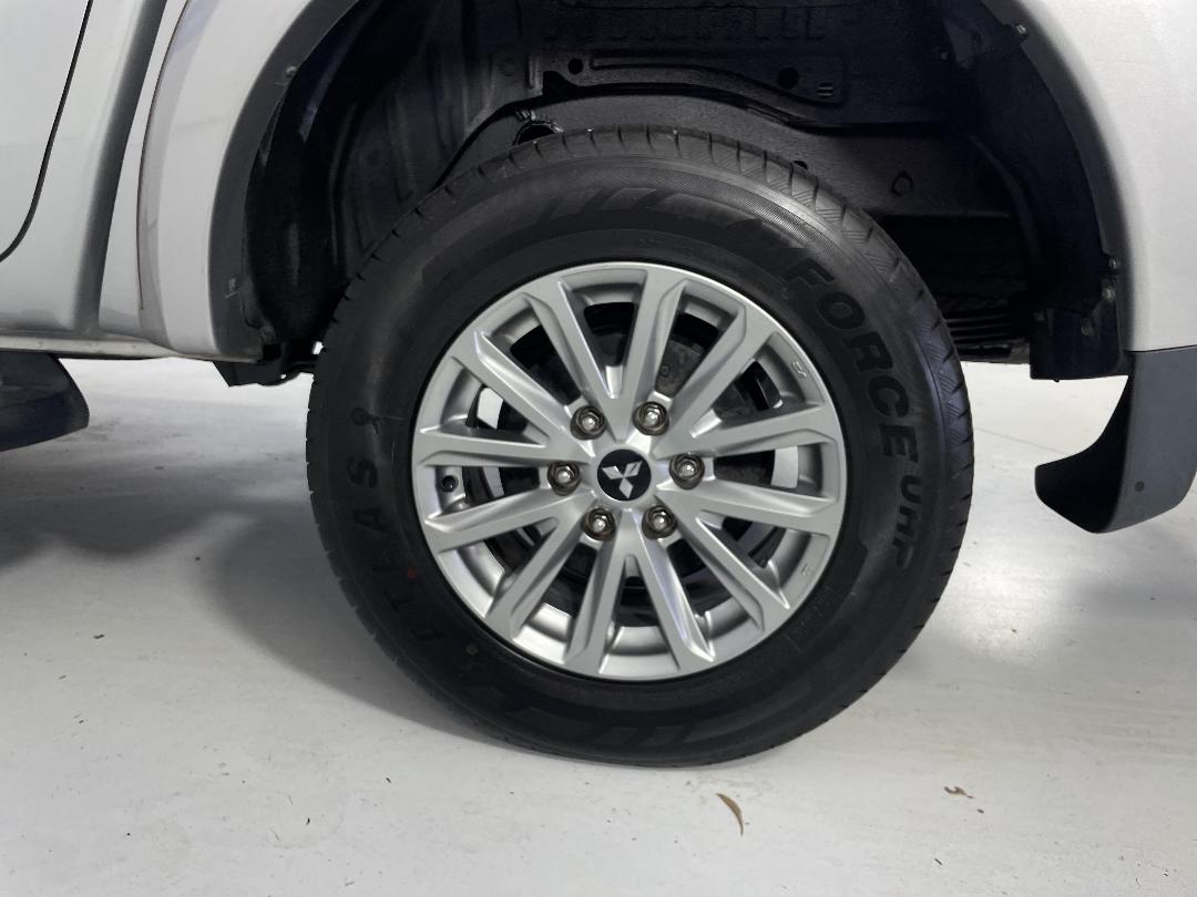 Photo '11' of Mitsubishi Triton