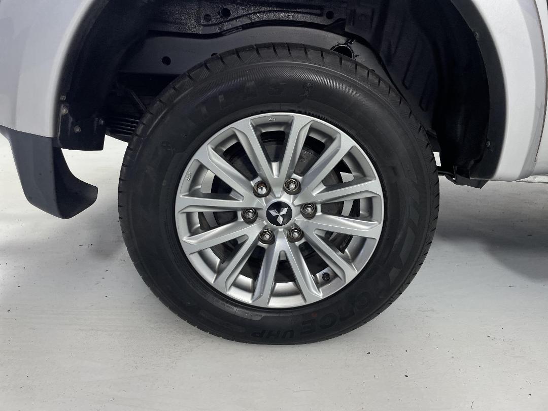 Photo '12' of Mitsubishi Triton