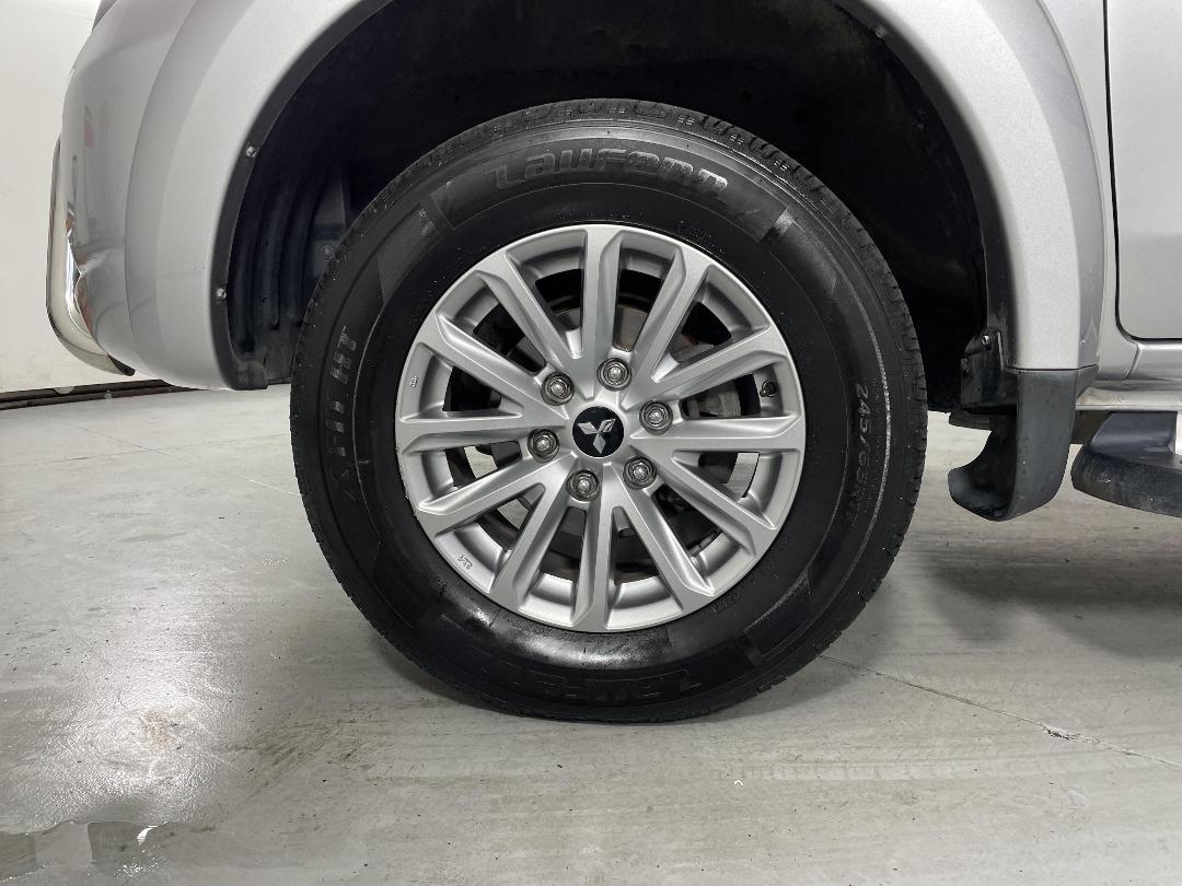 Photo '10' of Mitsubishi Triton