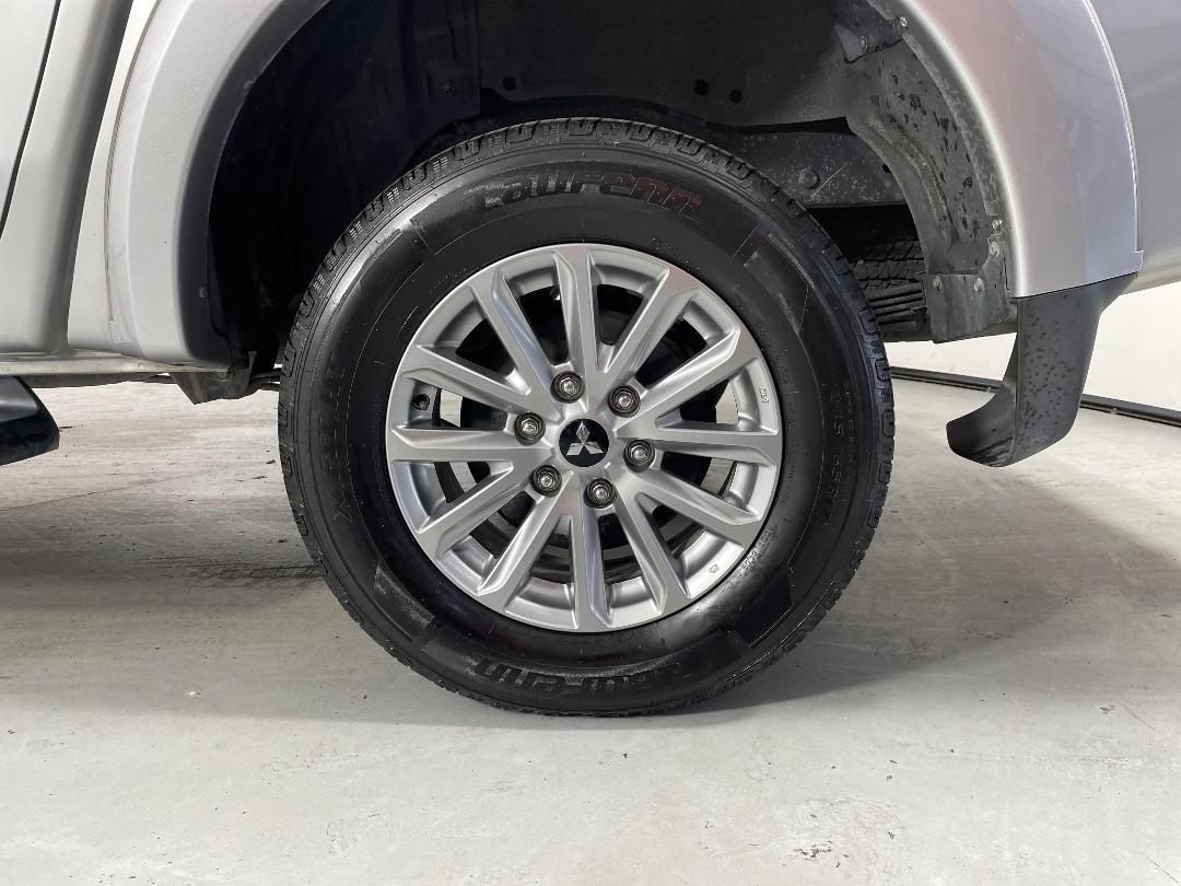 Photo '11' of Mitsubishi Triton