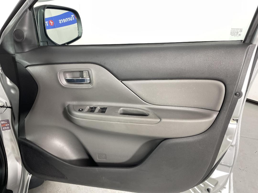 Photo '15' of Mitsubishi Triton