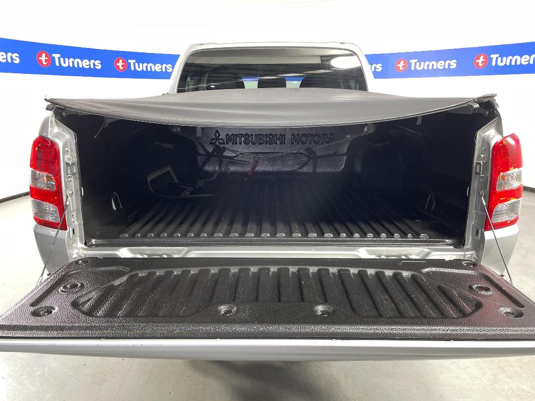 Photo '14' of Mitsubishi Triton