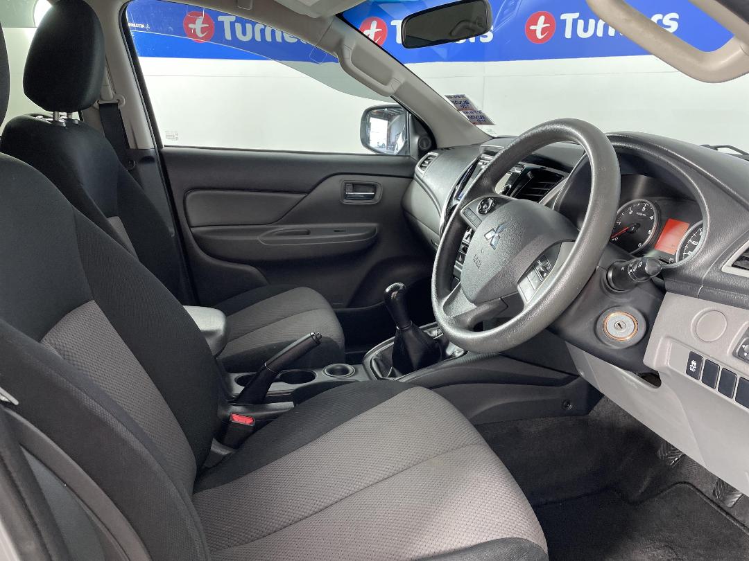 Photo '16' of Mitsubishi Triton