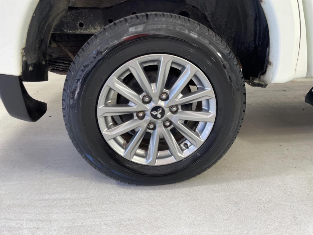 Photo '12' of Mitsubishi Triton