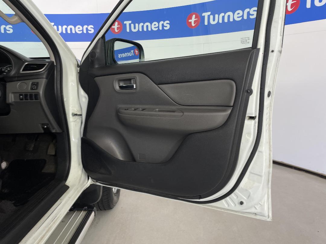 Photo '15' of Mitsubishi Triton