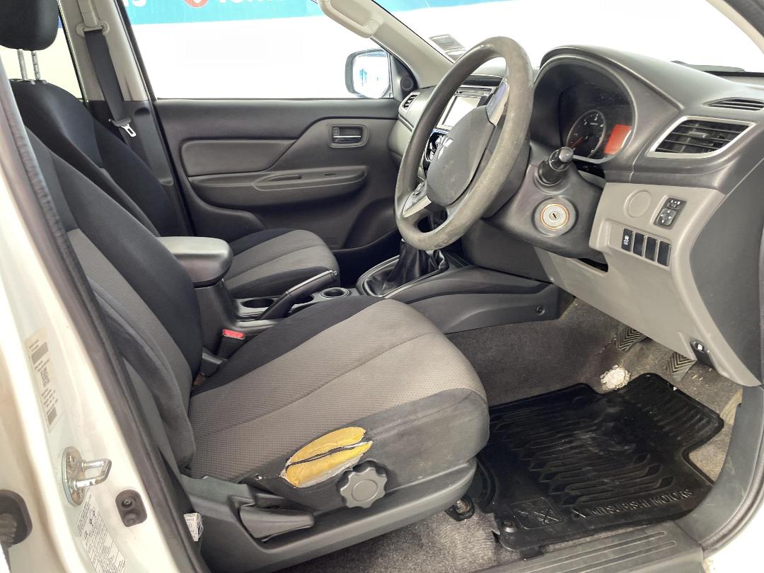 Photo '16' of Mitsubishi Triton