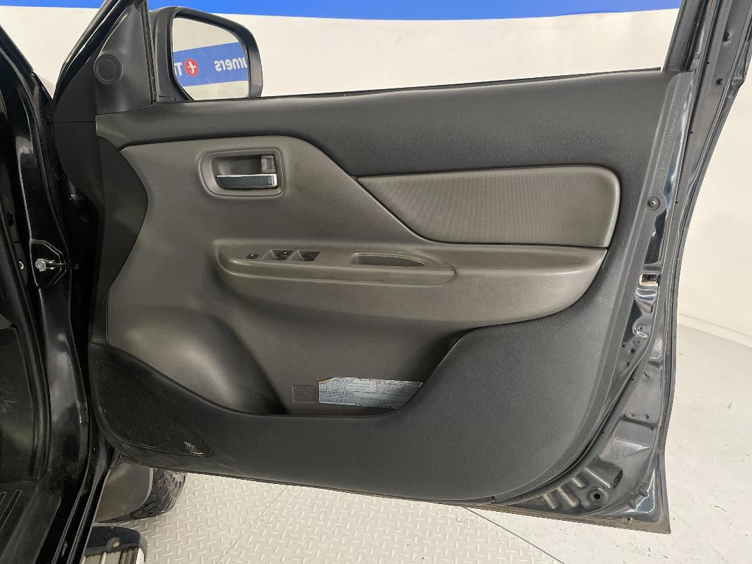 Photo '15' of Mitsubishi Triton