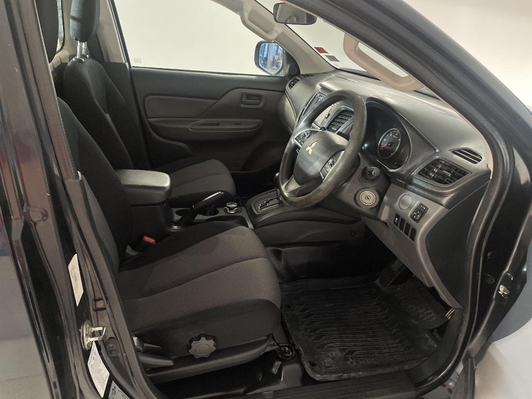 Photo '16' of Mitsubishi Triton