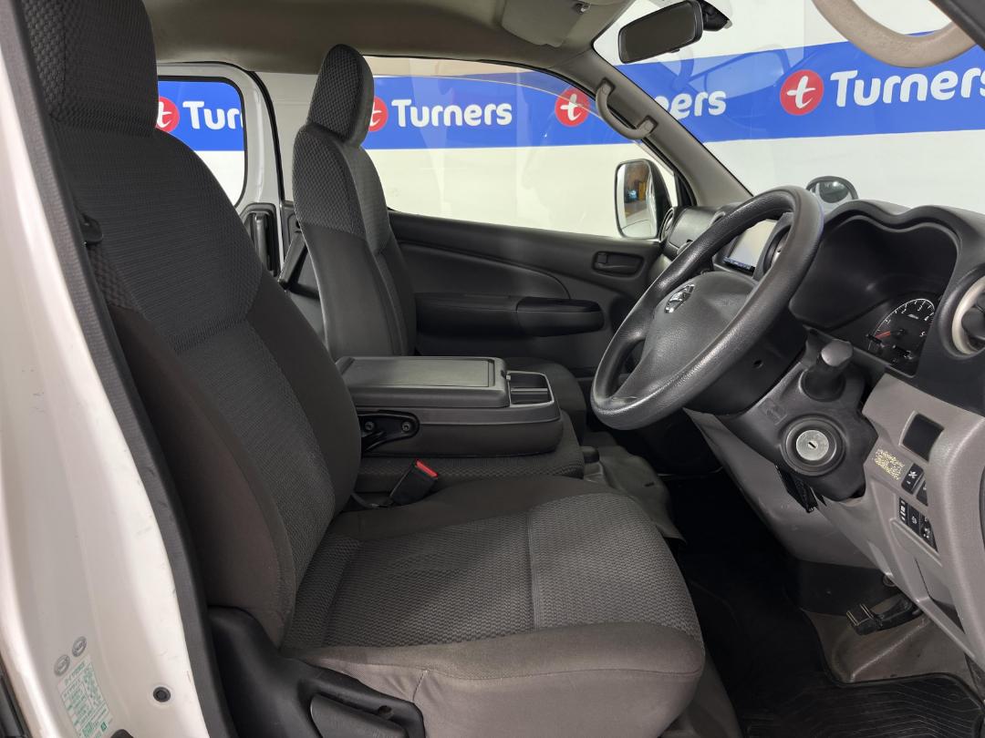 Photo '15' of Nissan NV350