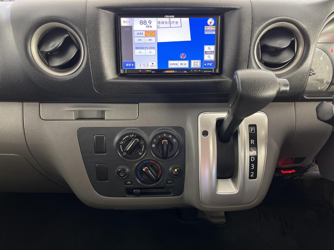 Photo '17' of Nissan NV350