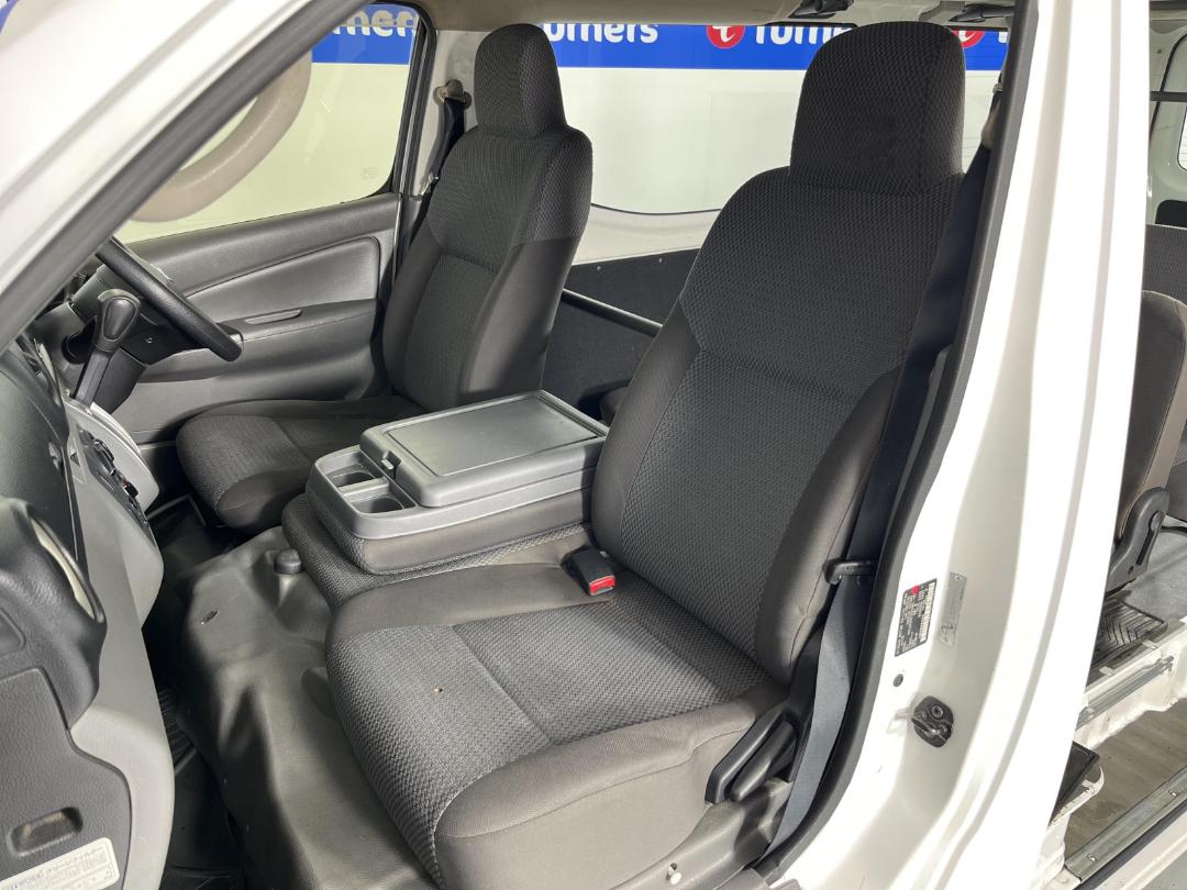 Photo '21' of Nissan NV350