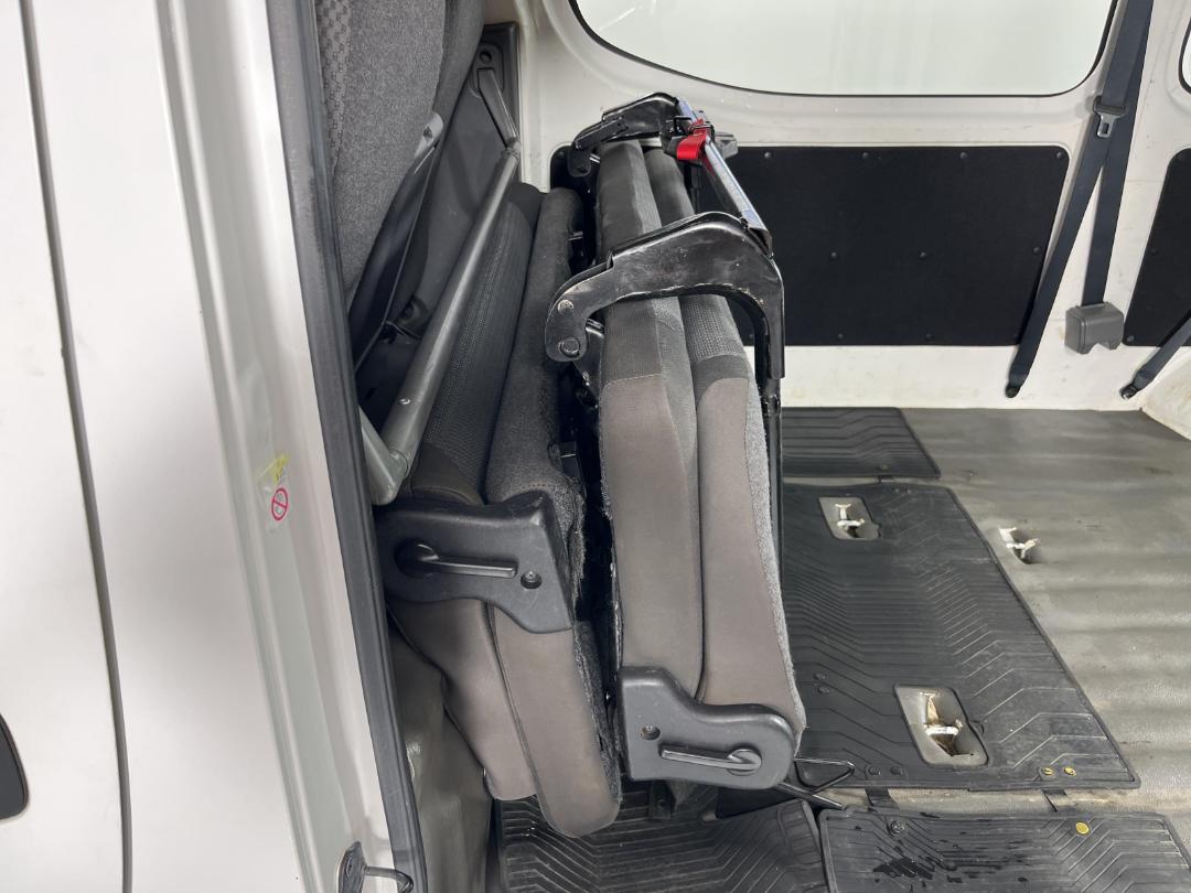 Photo '32' of Nissan NV350