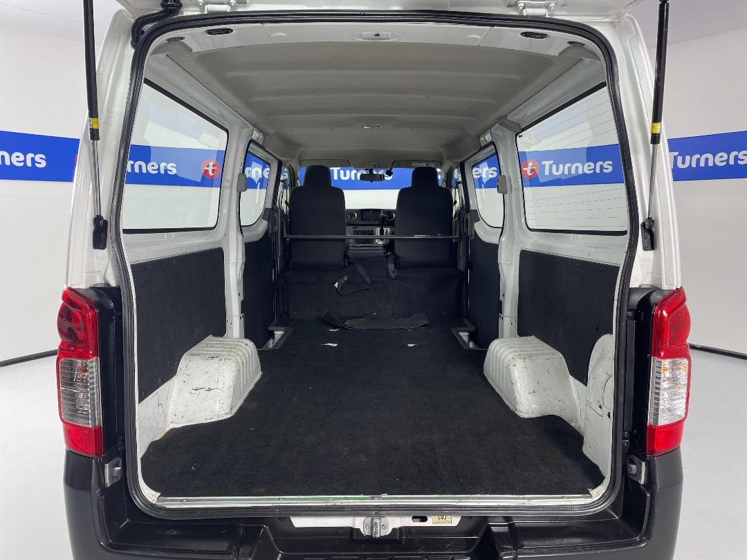 Photo '14' of Nissan NV350