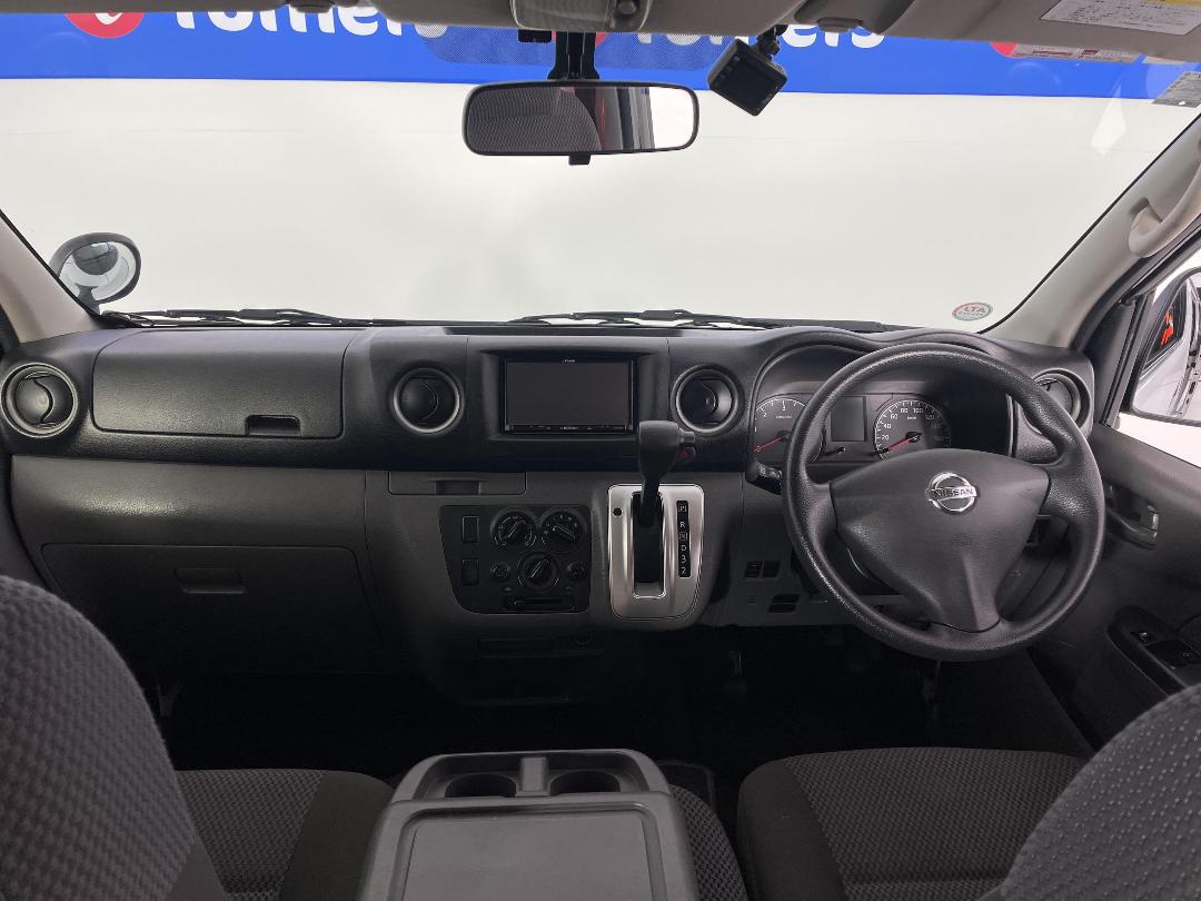 Photo '17' of Nissan NV350