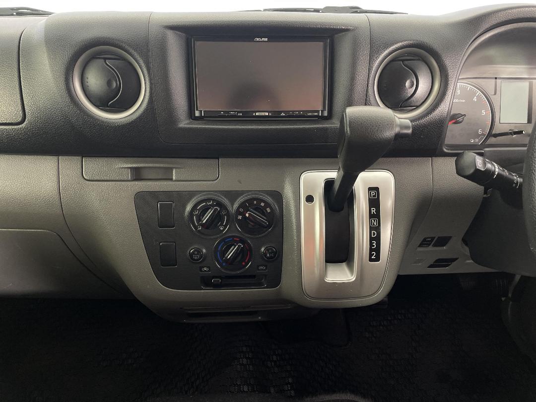 Photo '18' of Nissan NV350