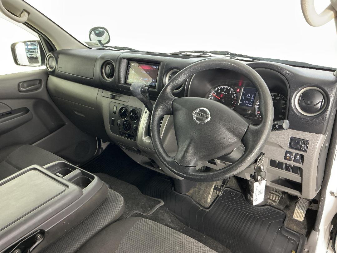 Photo '17' of Nissan NV350