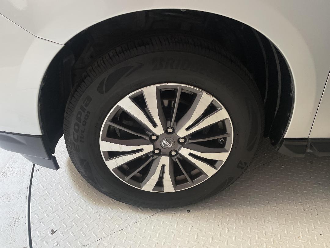 Photo '10' of Nissan Pathfinder Photo '10' of Nissan Pathfinder