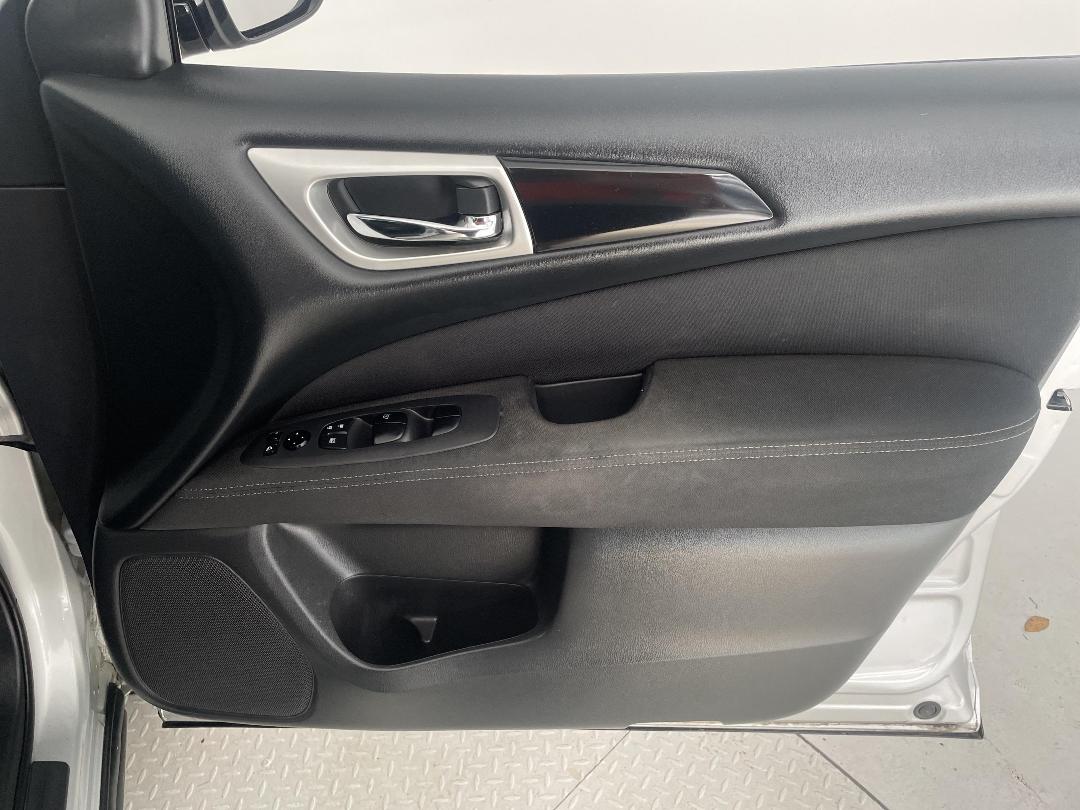 Photo '15' of Nissan Pathfinder Photo '15' of Nissan Pathfinder